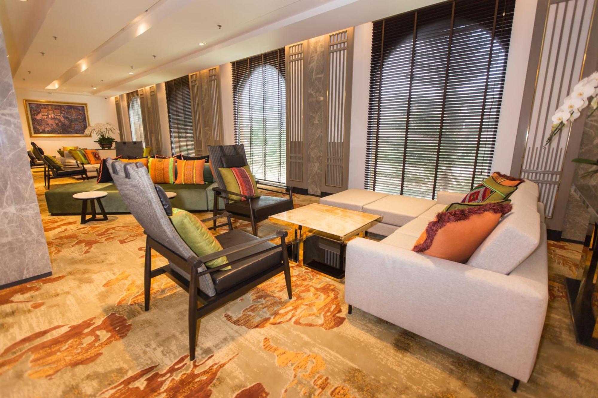 The Heritage Chiang Rai Hotel And Convention Экстерьер фото The lounge at the airport