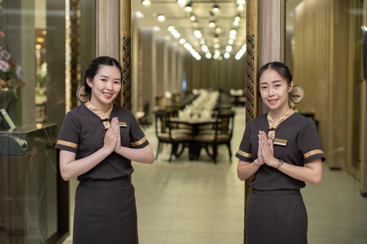 The Heritage Chiang Rai Hotel And Convention Экстерьер фото Thai women greeting with the wai