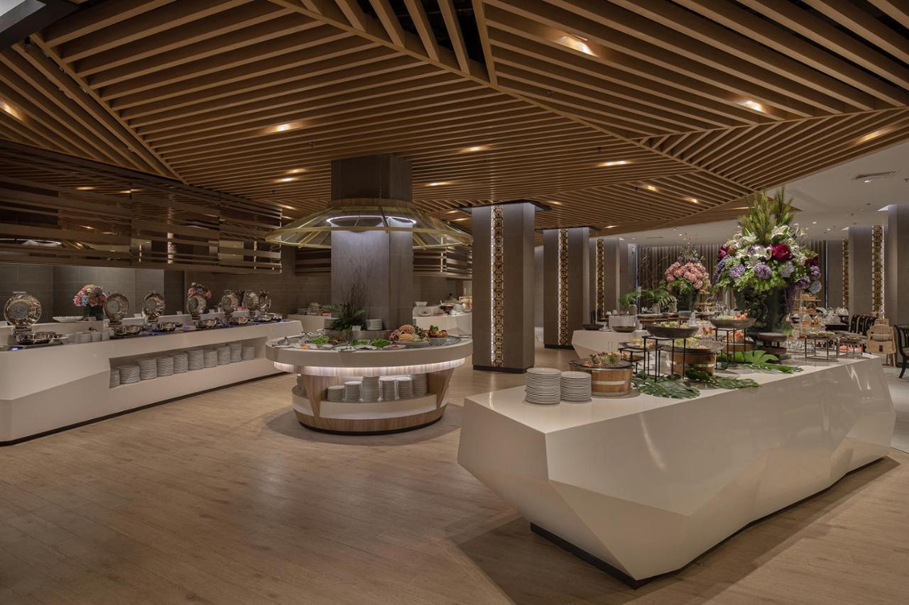 The Heritage Chiang Rai Hotel And Convention Экстерьер фото The buffet at the lounge