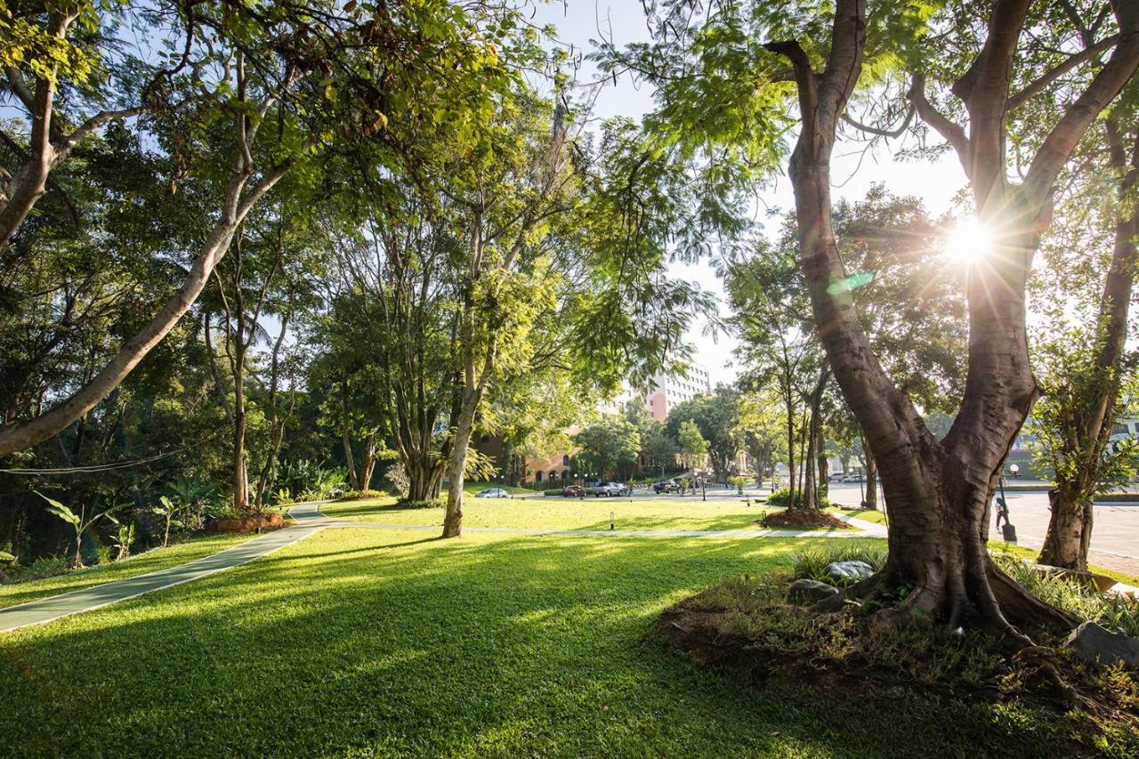 The Heritage Chiang Rai Hotel And Convention Экстерьер фото The park in 2014