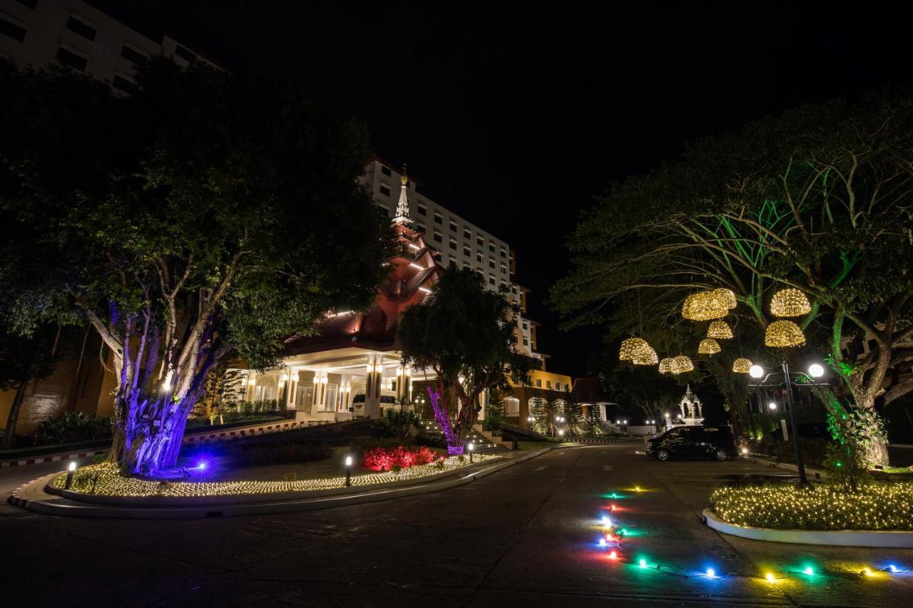 The Heritage Chiang Rai Hotel And Convention Экстерьер фото The hotel at night