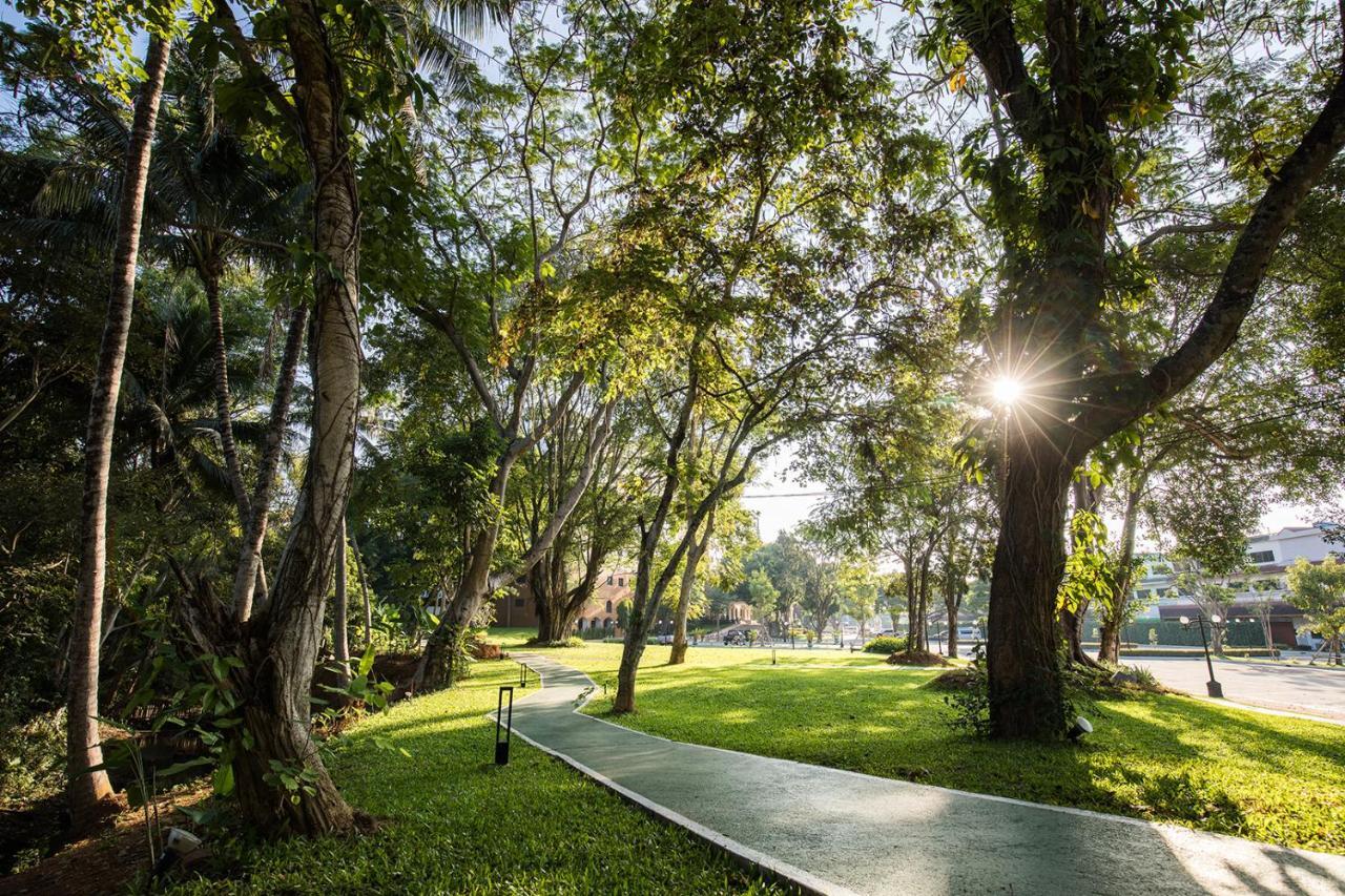 The Heritage Chiang Rai Hotel And Convention Экстерьер фото Lumphini Park