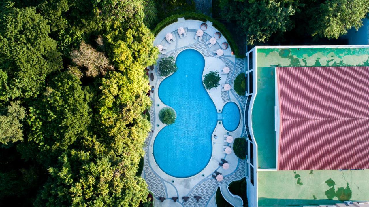 The Heritage Chiang Rai Hotel And Convention Экстерьер фото Aerial view of the swimming pool